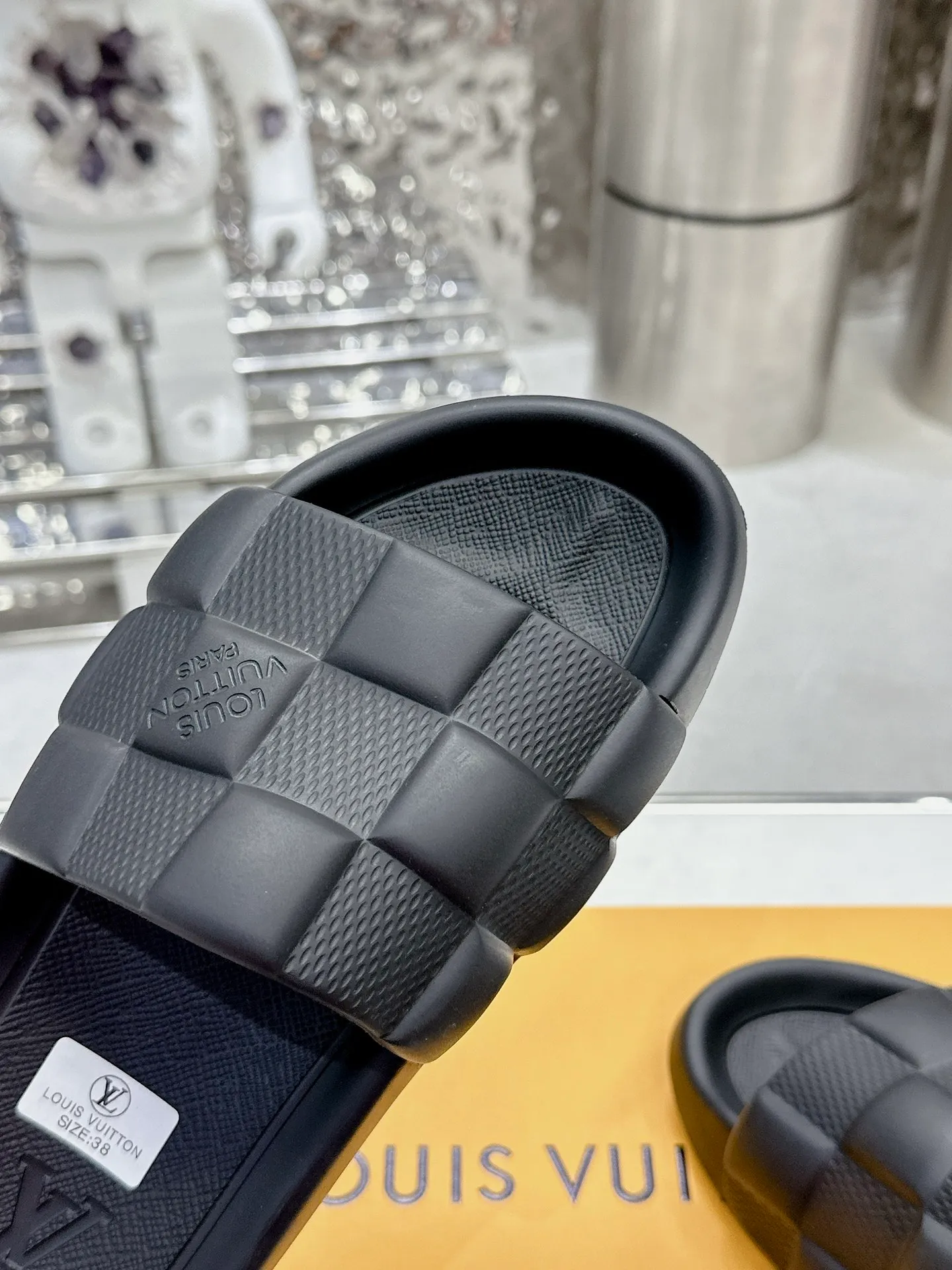 [L Home] P: 280💰 ▪️Shoe size: Women's 35-40 Men's 38-46▪️Packaging: Counter top quality~original packaging 𝟐𝟎𝟐5 Louis Vuitton counter's new embossed slippers, lv monogram embossed slippers, Waterfront sandals are back with a new look, and the upper buckle is embossed with lv's iconic Monogram pattern. Made of waterproof rubber with a comfortable and resilient insole. The lightweight, flexible outsole is embossed with the Louis Vuitton logo. ▪️Fabric: Original molded rubber foam surface ▪️Technology: embossed logo ▪️Sole: Original molded rubber foam outsole ▪️Sole thickness: 3CM.